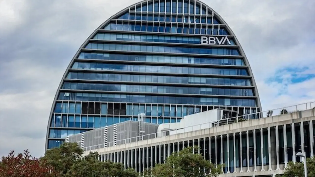 Fachada del edificio La Vela, en la ciudad del BBVA. / EP