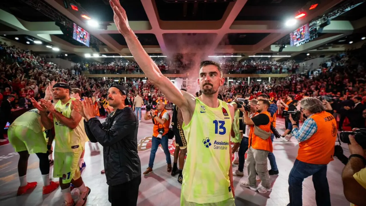 Los jugadores del Bar&ccedil;a se despiden tras caer ante el M&oacute;naco. / FCBbasket
