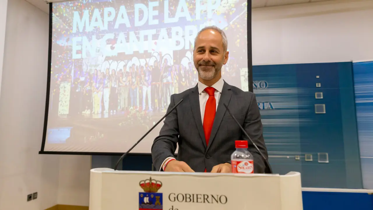 El consejero de Educaci&oacute;n, Formaci&oacute;n Profesional y Universidades, Sergio Silva,
en rueda de prensa. / EP