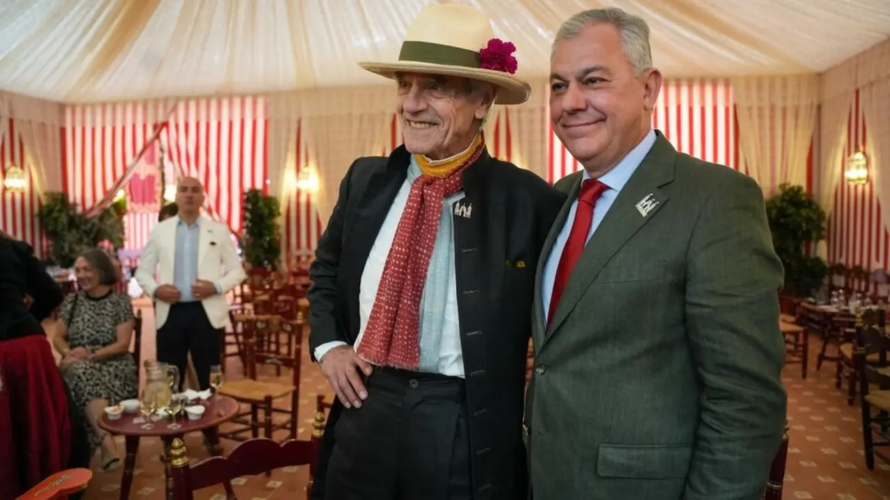 El actor brit&aacute;nico Jeremy Irons (iz) en su primera visita a la Feria de Sevilla. EP / Archivo