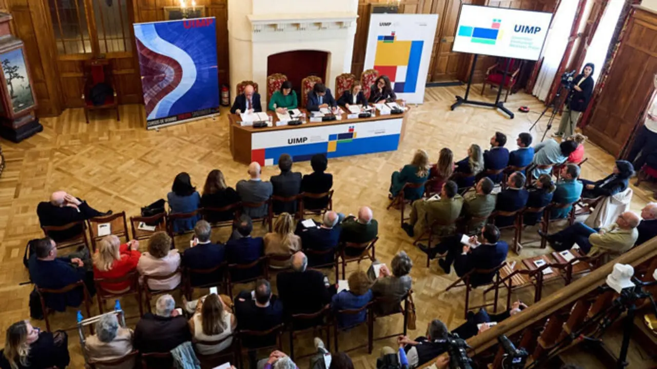 Presentaci&oacute;n de los cursos de verano 2025 de la UIMP en Santander. / ae