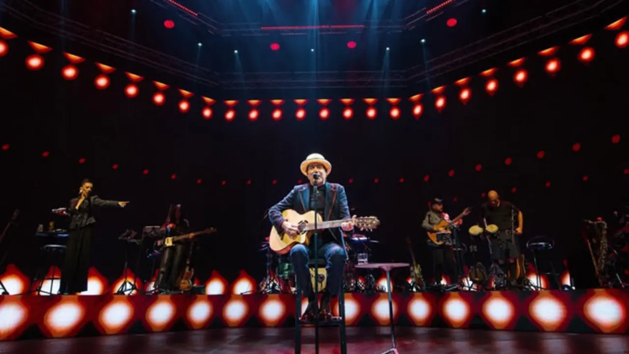 El cantautor Joaqu&iacute;n Sabina, sobre los escenarios. / ae