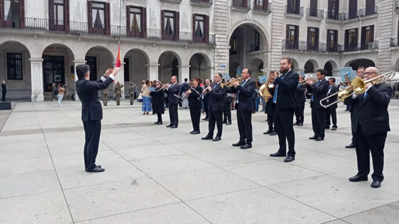 La banda municipal de Santander en la Plaza Porticada. / x