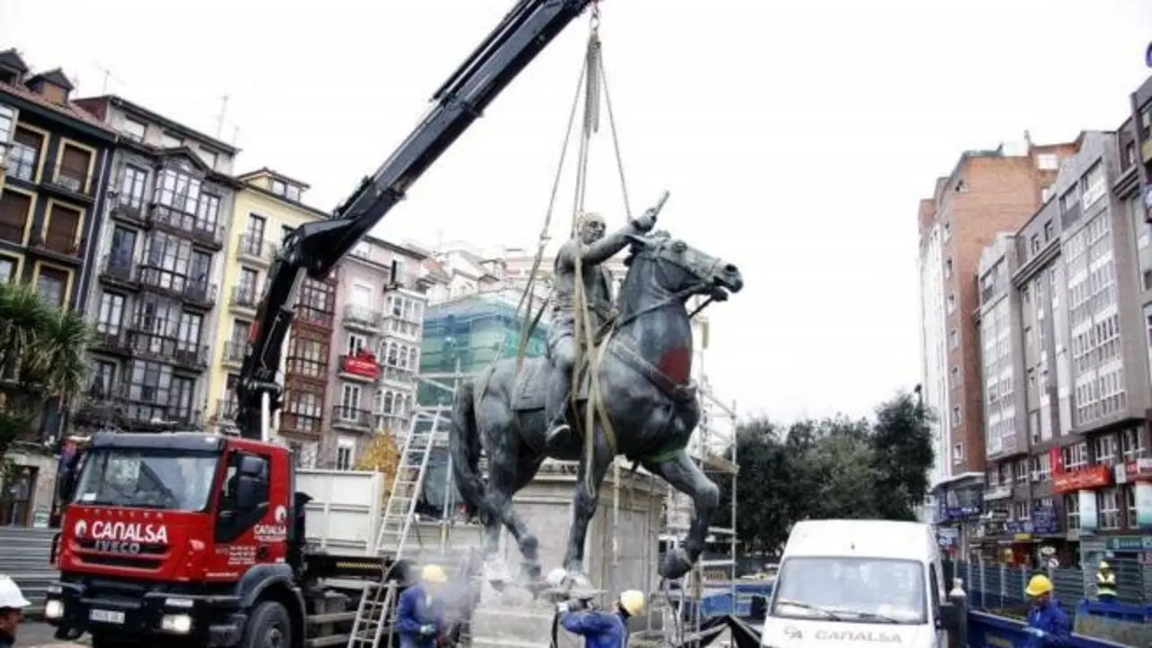 Operarios retiran en 2008 la estatua ecuestre de Francisco Franco ubicada en Santander, uno de los &uacute;ltimos monumentos p&uacute;blicos al dictador en Espa&ntilde;a. La escultura fue desmontada tras a&ntilde;os de pol&eacute;mica y debate pol&iacute;tico.