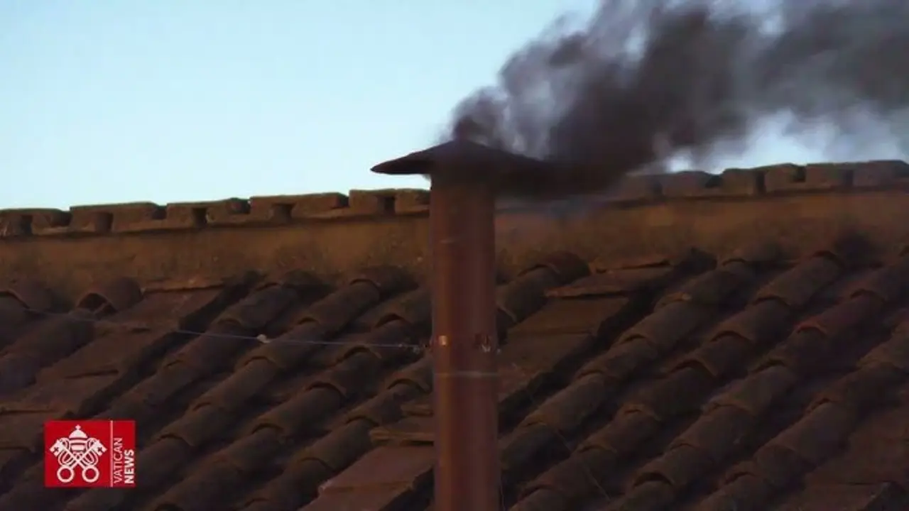 Humo negro se eleva desde la chimenea de la Capilla Sixtina, lo que indica que a&uacute;n no hay un nuevo Papa.