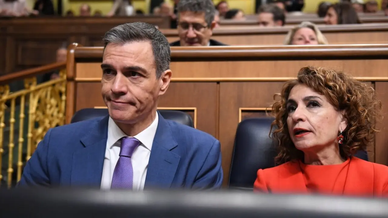 El presidente del Gobierno, Pedro S&aacute;nchez y la vicepresidenta primera y ministra de Hacienda, Mar&iacute;a Jes&uacute;s Montero, durante una sesi&oacute;n plenaria, en el Congreso de los Diputados, a 7 de mayo de 2025, en Madrid (Espa&ntilde;a). El presidente del Gobierno comparece en el Congreso para dar explicaciones sobre el aumento del gasto en Defensa y del apag&oacute;n masivo de la semana pasada. Adem&aacute;s, est&aacute; previsto que anuncie medidas destinadas al refuerzo del sistema el&eacute;ctrico.
Fecha: 07/05/2025. leer menos

Firma: Fernando S&aacute;nchez / Europa Press