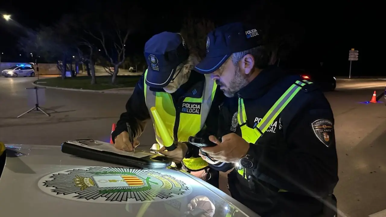 Agentes de la Polic&iacute;a Local de Felanitx, en un control de tr&aacute;fico. / AYUNTAMIENTO DE FELANITX