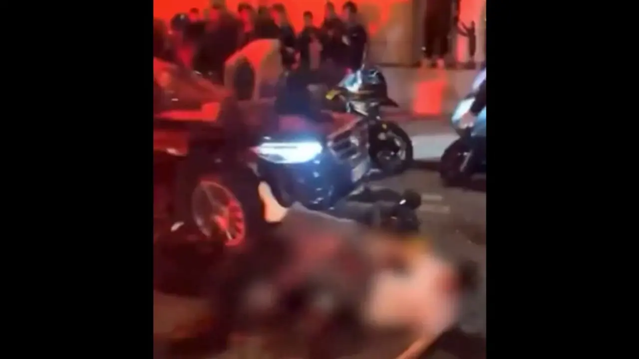 Momento del atropello en Par&iacute;s. / X