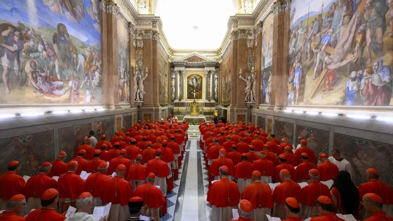 Los cardenales en el primer d&iacute;a del c&oacute;nclave. / EP