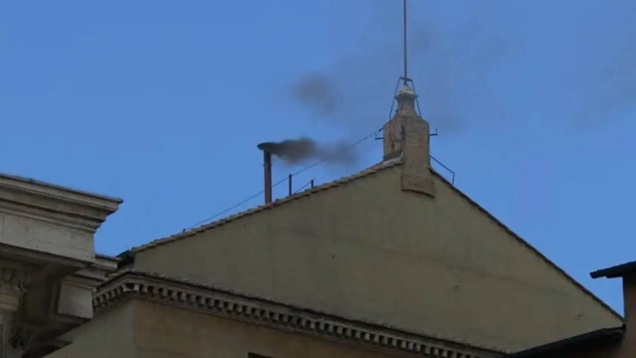 Nueva fumata negra en el Vaticano. / X