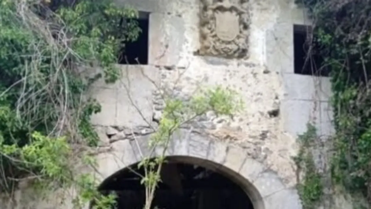Fachada de la Casa de la Hoya. / L.R.