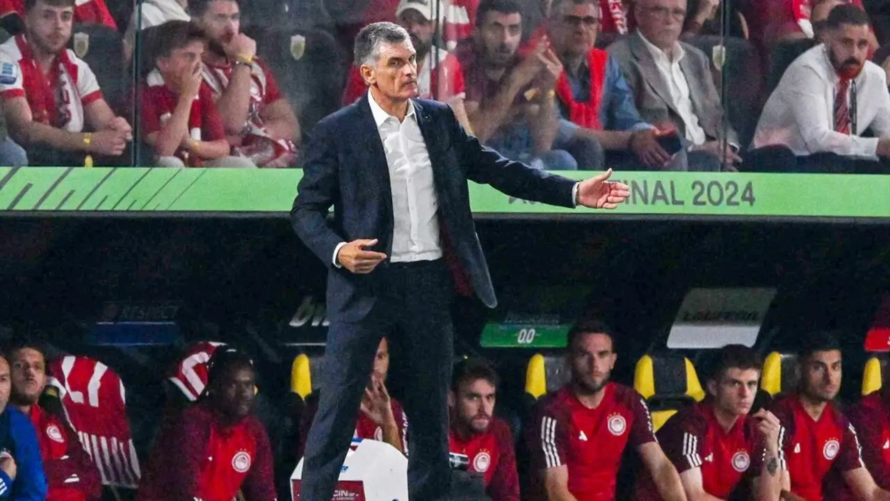Jose Luis Mendilibar durante un partido con el Olympiacos. / EP