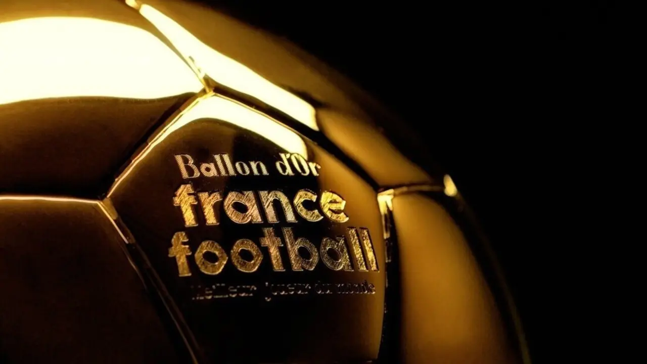 Imagen en detalle del trofeo del Bal&oacute;n de Oro. / France Football
