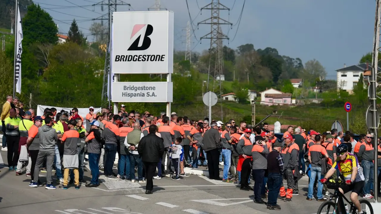 Decenas de personas durante la manifestaci&oacute;n de la plantilla de Bridgestone. / EP