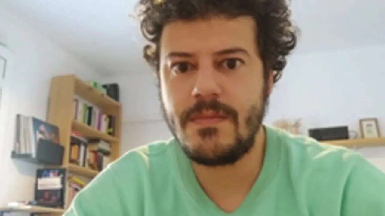 El poeta y coordinador del ciclo de poes&iacute;a, Unai Velasco. / x