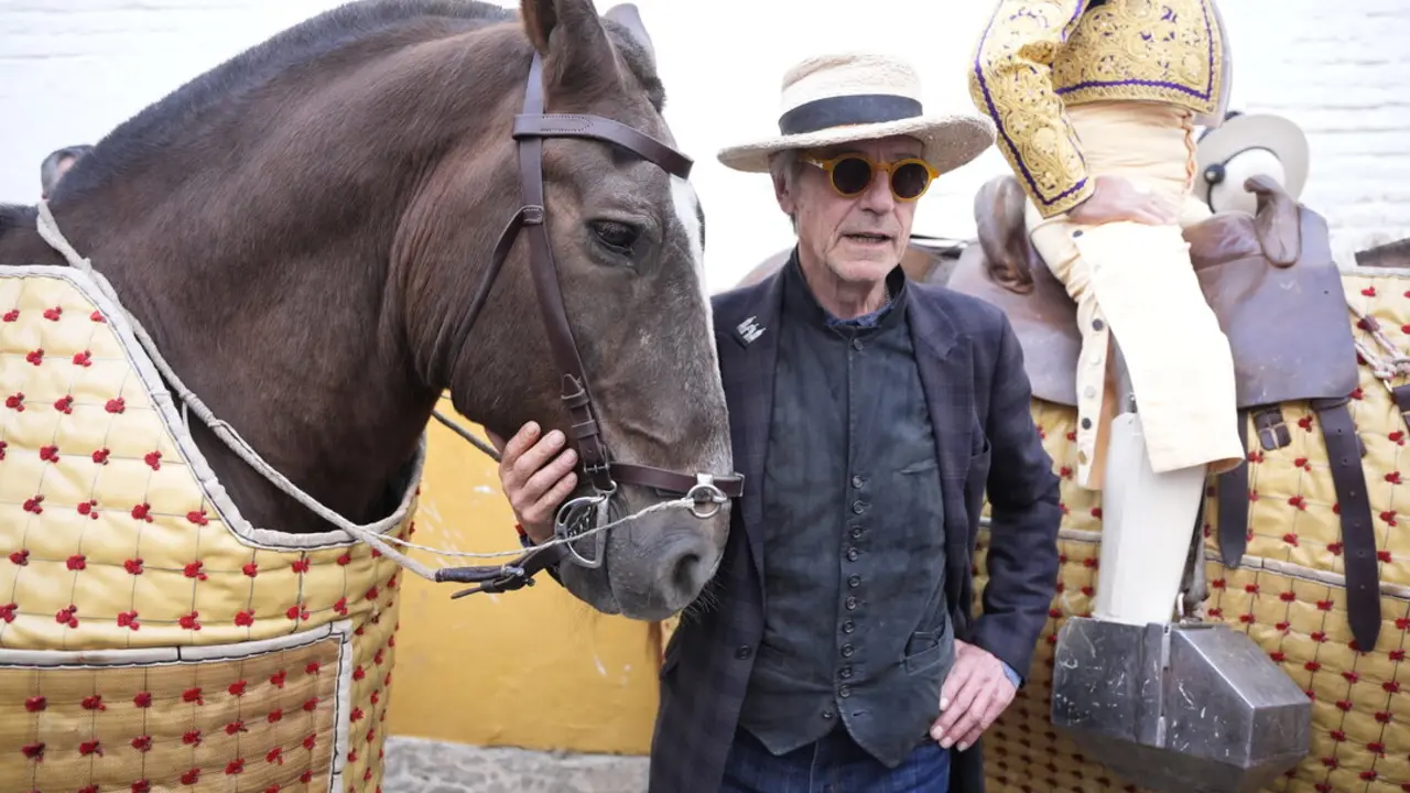 Jeremy Irons ha cumplido su promesa de visitar la Feria de Abril tras ser invitado por el alcalde de Sevilla. / EP
