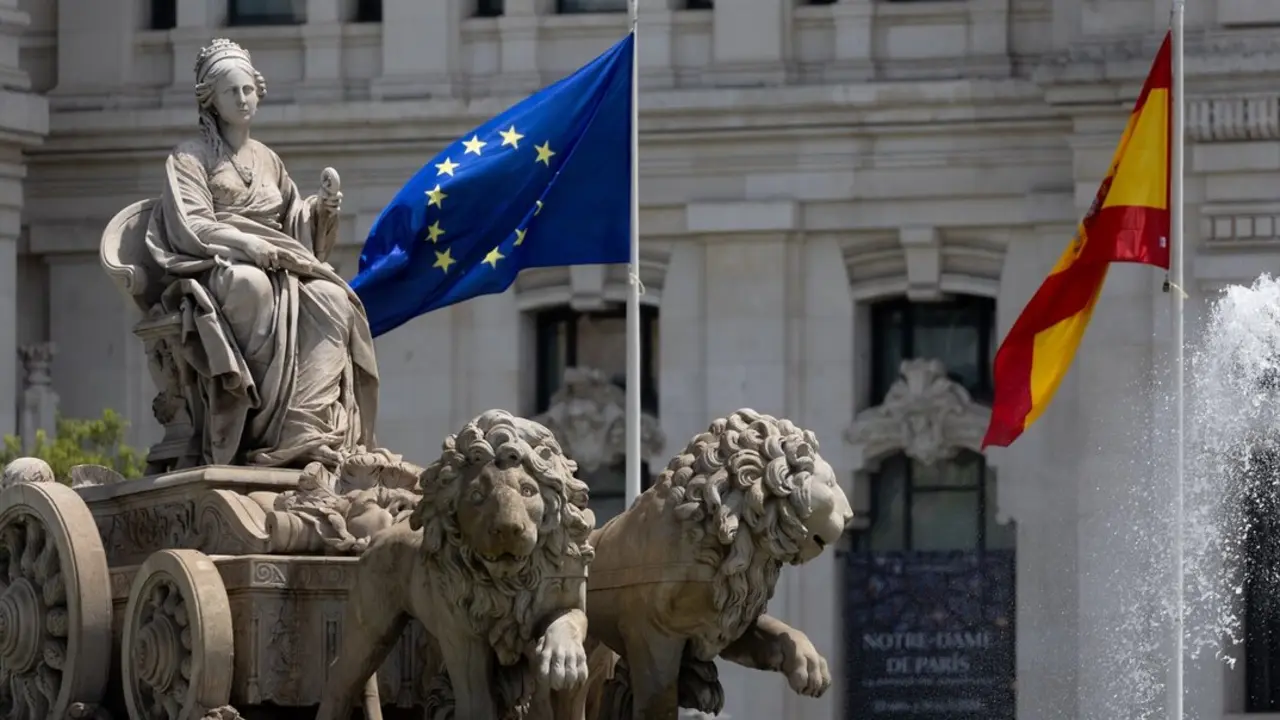 Bandera de la Uni&oacute;n Europea, en la plaza de Cibeles, por el D&iacute;a de Europa. / EP