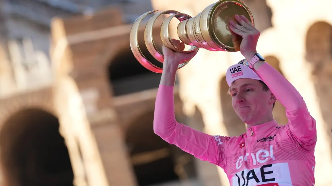 Tadej Pogacar levanta el trofeo como el &uacute;ltimo campe&oacute;n del Giro. / Gian Mattia D'alberto
