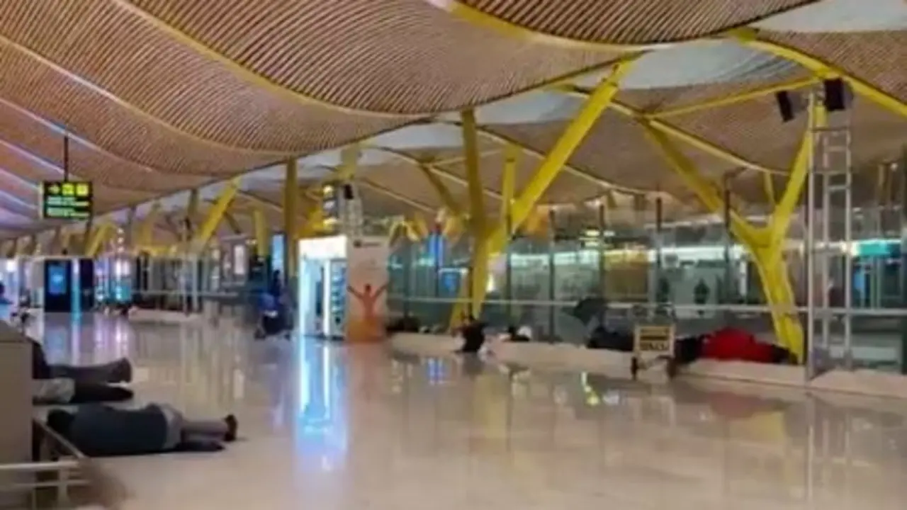 Varias personas durmiendo en Barajas. / X
