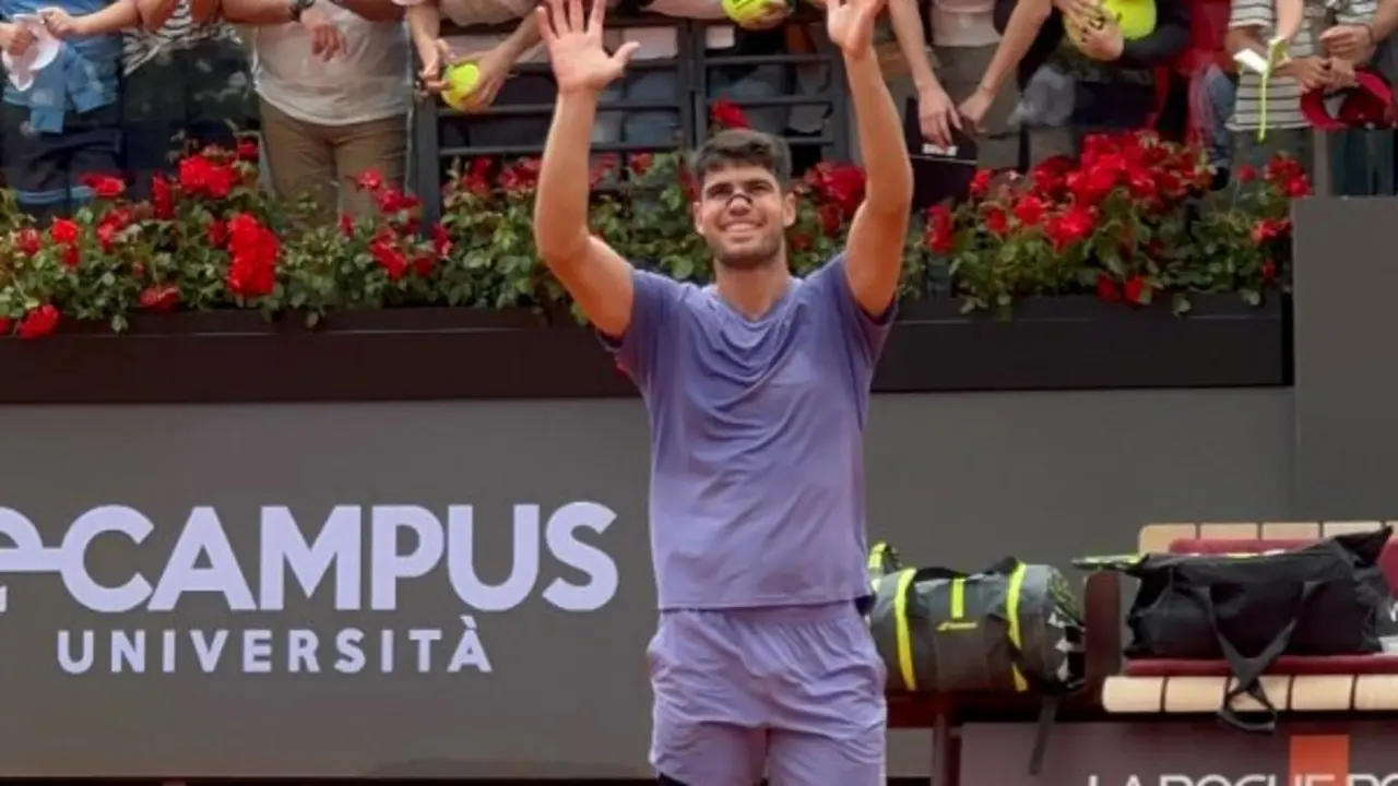 Carlos Alcaraz celebra su victoria en Roma. / X