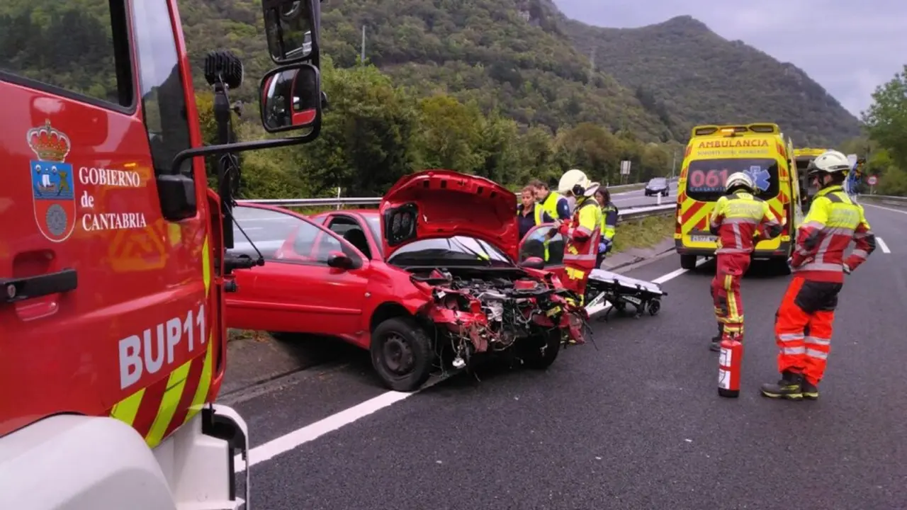 Herida leve la conductora de un coche tras salirse de la v&iacute;a en la A-8 en Liendo. / 112