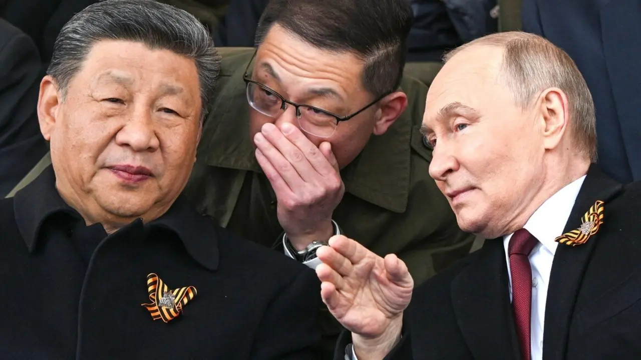 El presidente ruso, Vlad&iacute;mir Putin (der.), habla con el presidente chino, Xi Jinping, durante el desfile militar del D&iacute;a de la Victoria en Mosc&uacute;. / EP