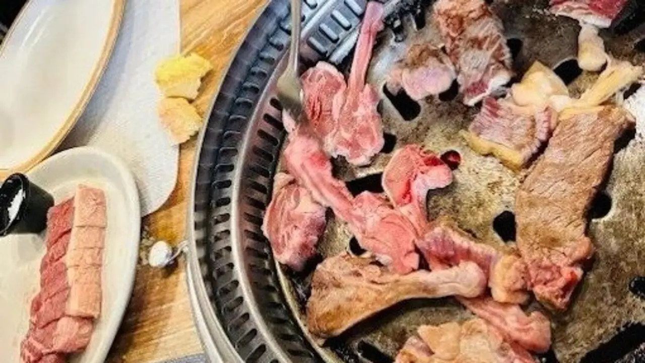 El chulet&oacute;n de 1 kg que todos quieren probar en Cantabria se sirve aqu&iacute;. / A.E