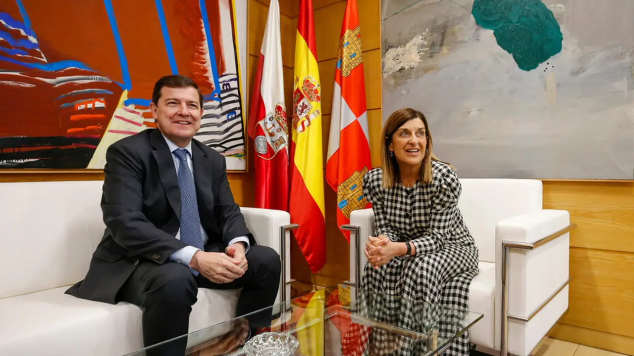 La presidenta de Cantabria, Mar&iacute;a Jos&eacute; S&aacute;enz de Buruaga, preside el acto conmemorativo del D&iacute;a de Europa junto al presidente de la Junta de Castilla y Le&oacute;n, Alfonso Fern&aacute;ndez Ma&ntilde;ueco. / A.E