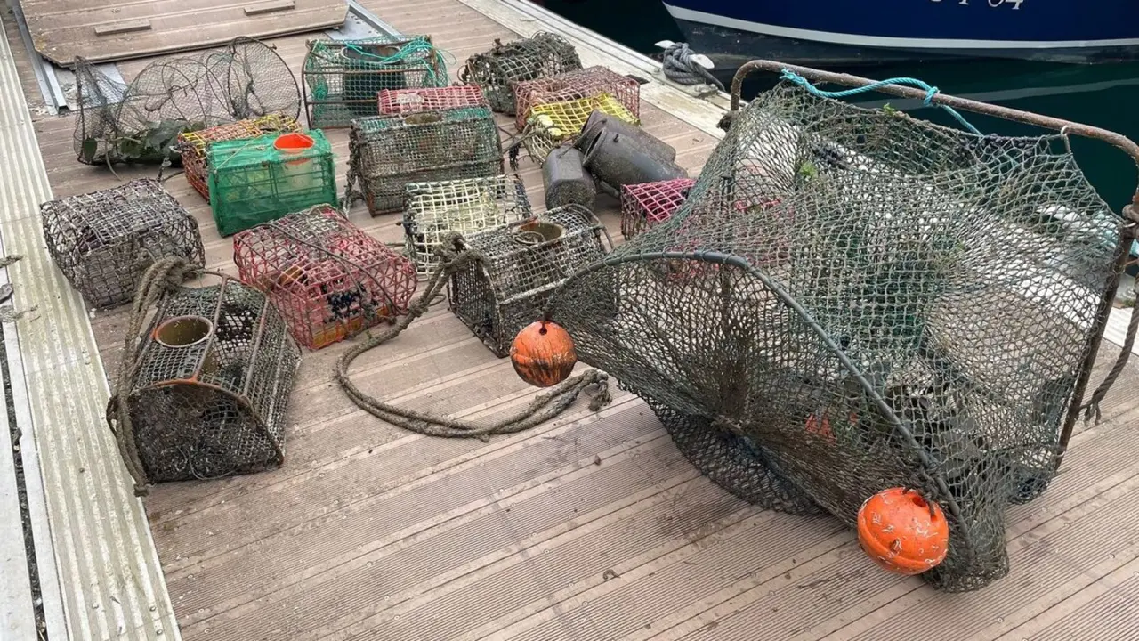 Agentes del Medio Natural incautan 24 artes de pesca prohibidas en la Bah&iacute;a de Santo&ntilde;a. / A.E.