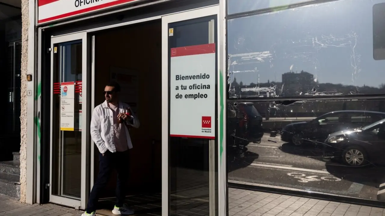 Un hombre en la entrada de una oficina del SEPE. / Eduardo Parra
