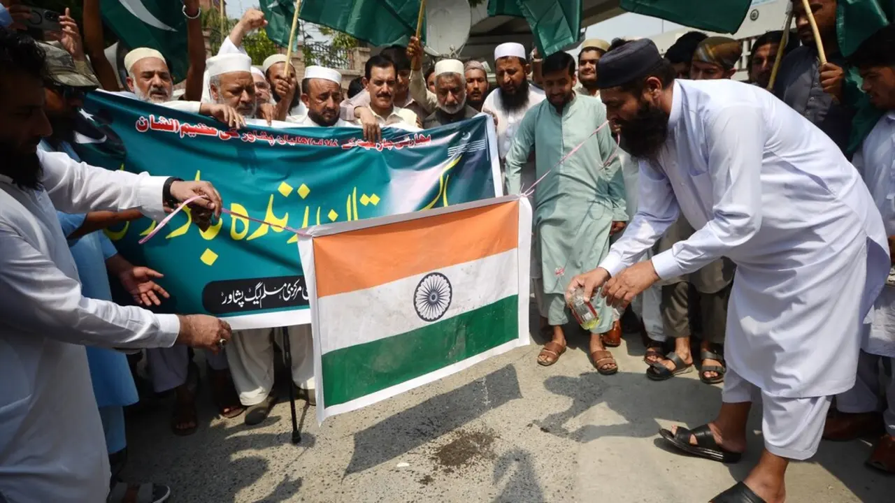 El partido PMML protesta tras los ataques con misiles de la India en Pakist&aacute;n. / Hussain Ali / EP