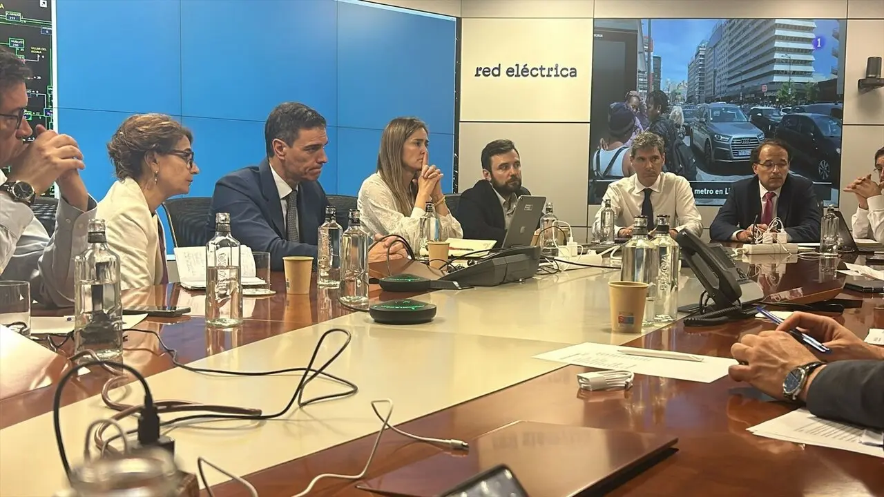 El presidente del Gobierno, Pedro S&aacute;nchez, en Red El&eacute;ctrica, junto a las vicepresidentas Mar&iacute;a Jes&uacute;s Montero y Sara Aagesen. / X