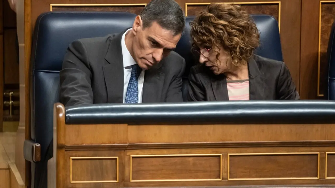 El presidente del Gobierno, Pedro S&aacute;nchez (i) y la vicepresidenta primera y ministra de Hacienda, Mar&iacute;a Jes&uacute;s Montero, durante una sesi&oacute;n plenaria, en el Congreso de los Diputados. / Alejandro Mart&iacute;nez V&eacute;lez