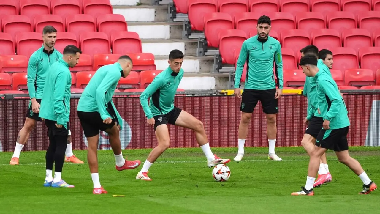 Los jugadores del Athletic durante un entrenamiento. /  Martin Rickett