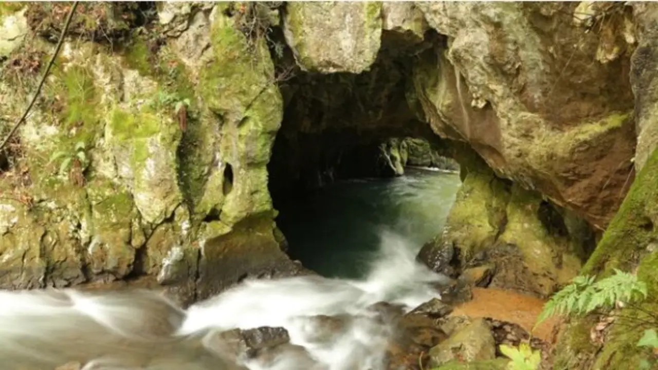 Gruta del diablo, Fuente del Franc&eacute;s, en Hoznayo, Cantabria. / A.S.