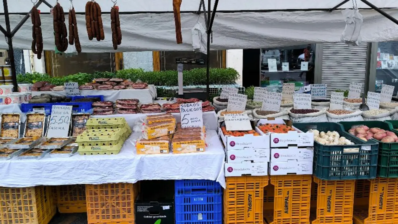Uno de los puestos del mercadillo de Laredo. / A.E.