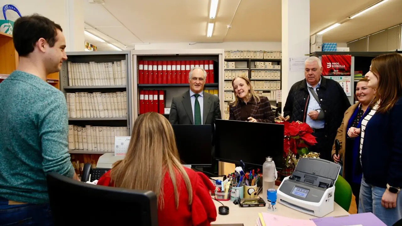 La consejera de Justicia, Isabel Urrutia, en una visita a los juzgados de Santo&ntilde;a. / A.E