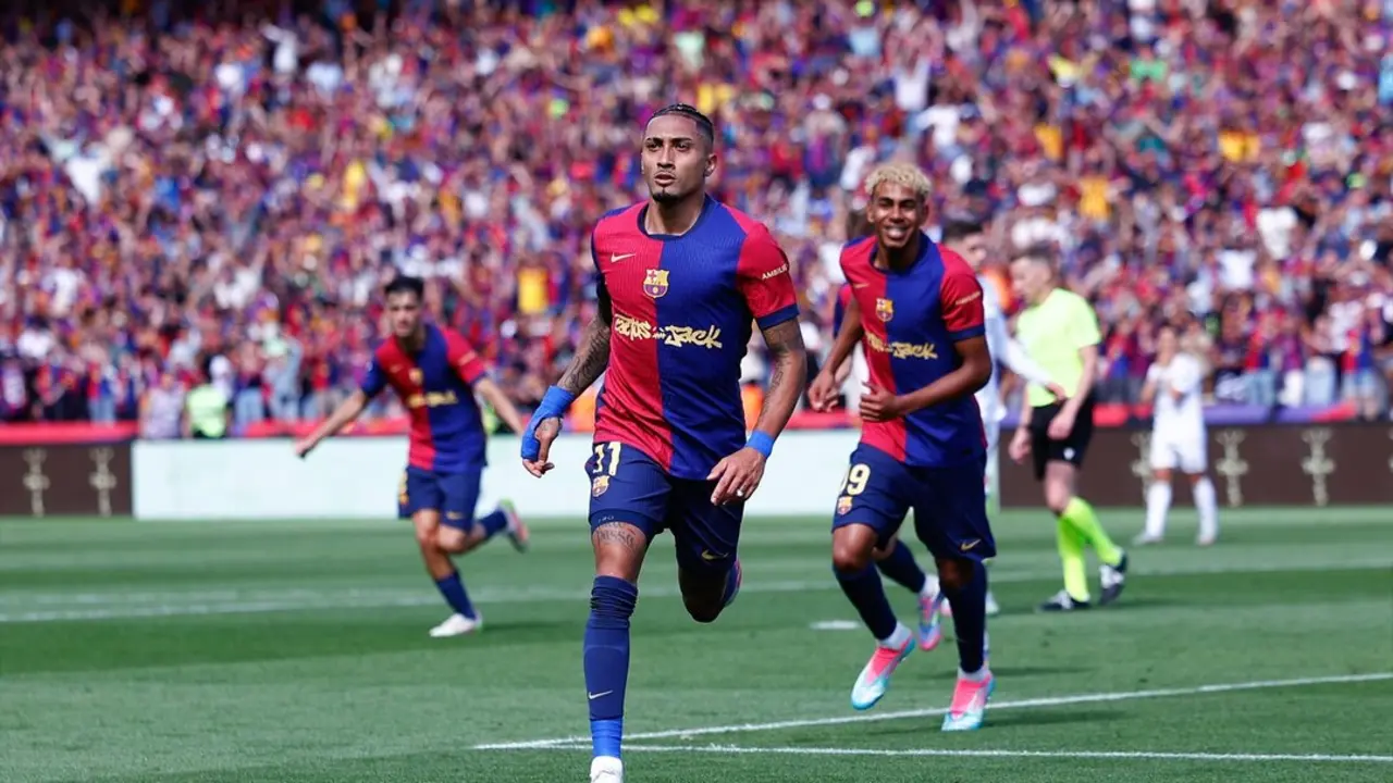 Raphinha celebra uno de sus goles en El Cl&aacute;sico. / EP