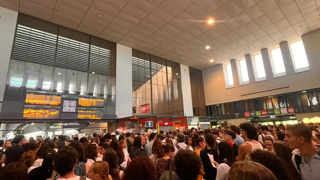 Varias personas en la estaci&oacute;n de tren colapsada. / X