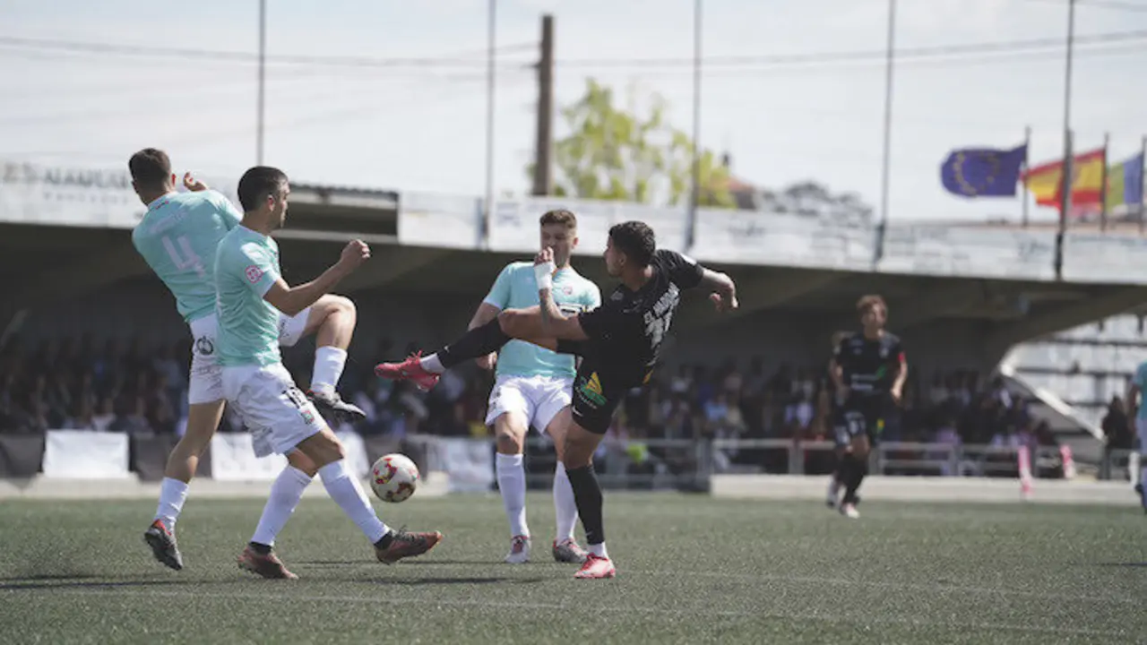 Jugadores del Escobedo y del Barbastro en el partido de hoy. / x