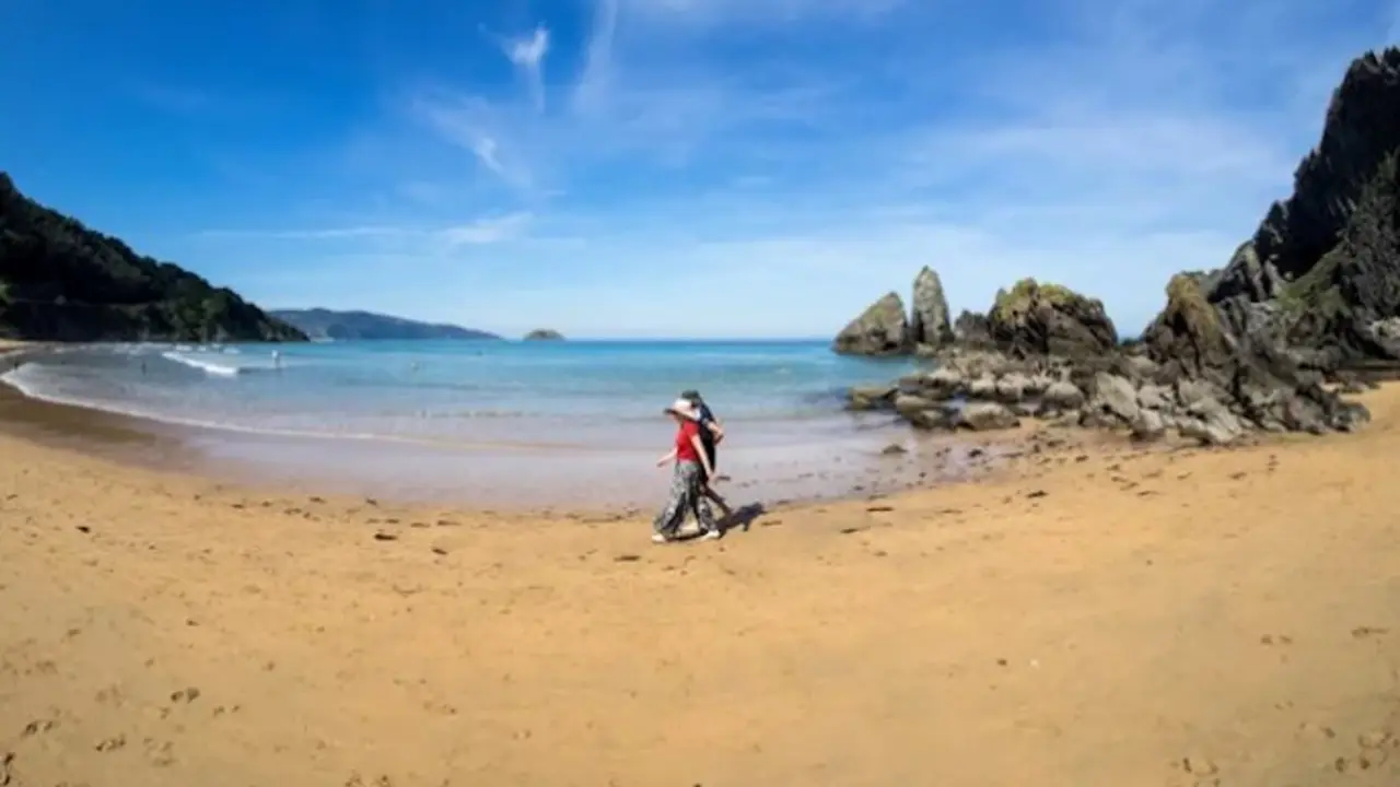Dos personas caminan por una playa de Cantabria. / A.S.P