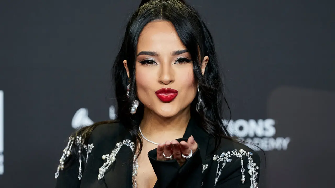 'Qu&eacute; haces' es el primer sencillo de Becky G en 2025 y marca su incursi&oacute;n en ritmos tropicales. / EP
