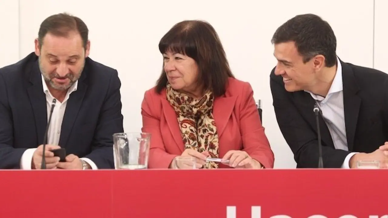 Jos&eacute; Luis &Aacute;balos, Cristina Narbona y Pedro S&aacute;nchez, entre sonrisas durante un acto del PSOE, mientras &Aacute;balos consulta su m&oacute;vil. | Foto: Archivo