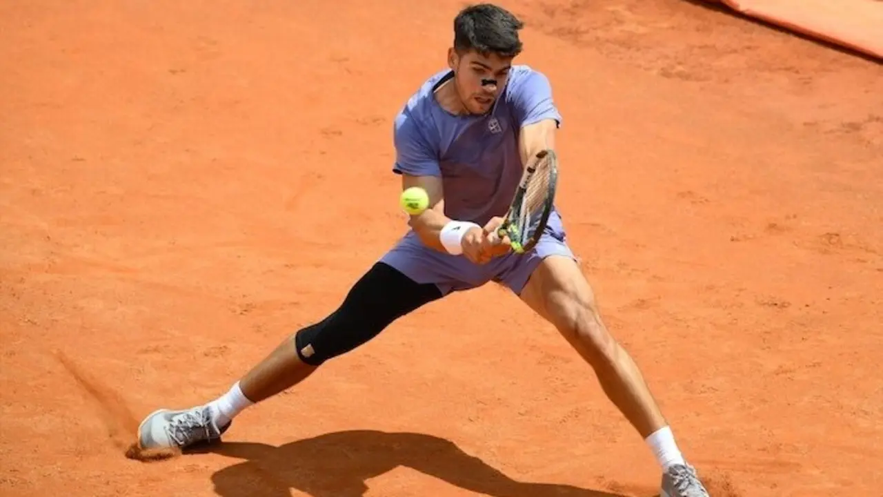 Carlos Alcaraz, durante su partido frente a Dusan Lajovic en el Masters 1000 de Roma, el 9 de mayo de 2025 en el Foro It&aacute;lico. | Foto: Fabrizio Corradetti / LiveMedia / DPPI / AFP7 / Europa Press