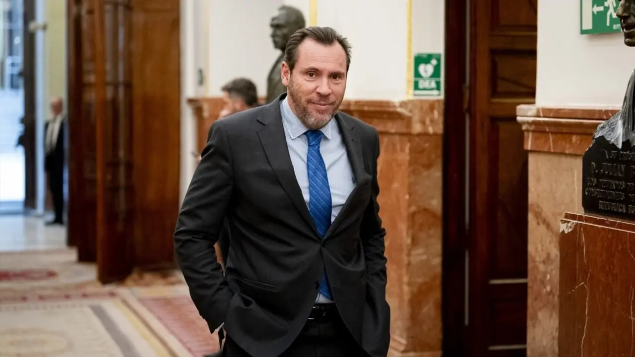 El ministro de Transportes y Movilidad Sostenible, &Oacute;scar Puente, a su salida de una sesi&oacute;n plenaria en el Congreso de los Diputados. / A. P&eacute;rez Meca