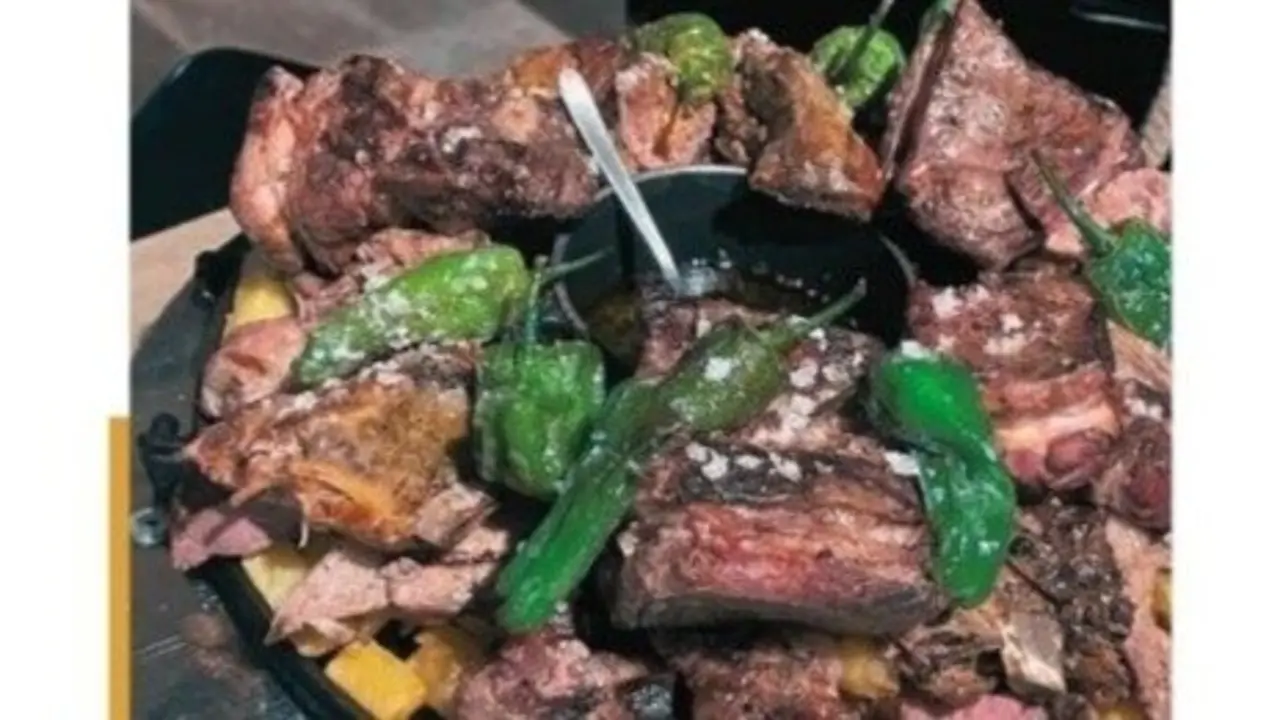 Increíbles Costillas de cerdo, lacón, entraña, contramuslos, chorizo rojo, criollo asturiano. / R.T.