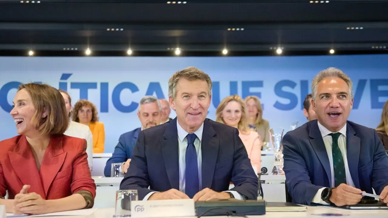 La secretaria general del PP, Cuca Gamarra, el presidente del PP, Alberto N&uacute;&ntilde;ez Feij&oacute;o, y el Vicesecretario General de Pol&iacute;tica Auton&oacute;mica y Municipal y An&aacute;lisis Electoral del PP, El&iacute;as Bendodo, presiden la reuni&oacute;n del Comit&eacute; Ejecutivo Nacional. / Jes&uacute;s Hell&iacute;n
