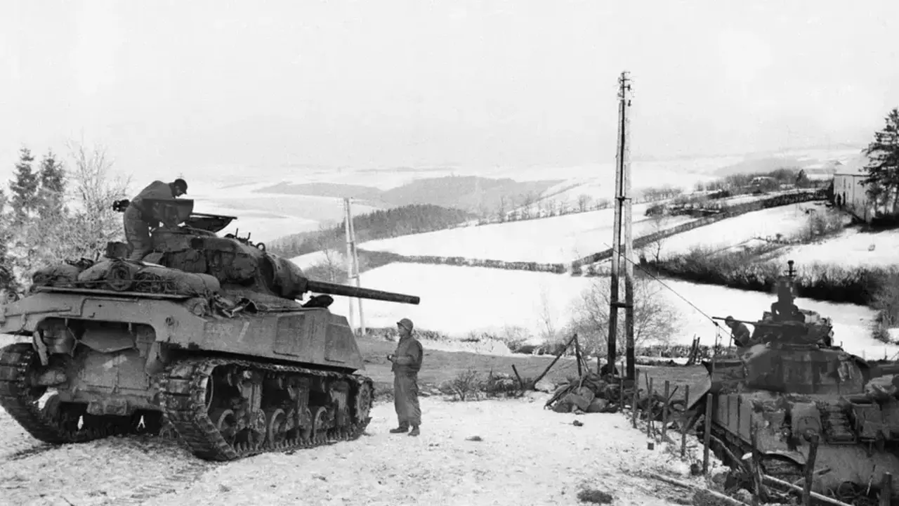 Un veterano de la Segunda Guerra Mundial recuerda haber luchado en la Batalla de las Ardenas
El veterano de la Segunda Guerra Mundial, soldado de primera clase Robert DeVinney, recuerda las duras condiciones de combate durante una de las batallas m&aacute;s mort&iacute;feras de la Segunda Guerra Mundial, la Batalla de las Ardenas.