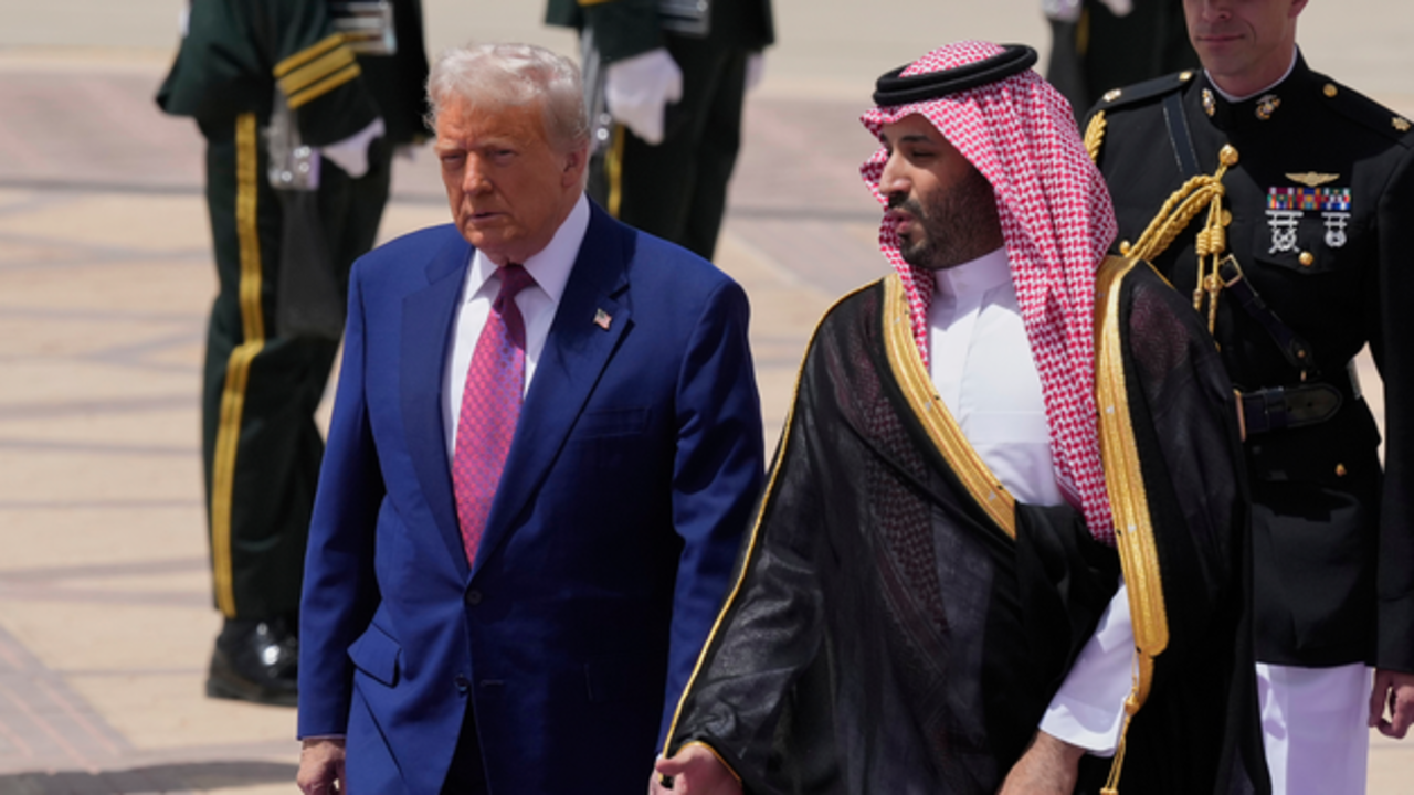 El presidente Donald Trump conversa con el pr&iacute;ncipe heredero saud&iacute;, Mohammed bin Salman, durante su llegada oficial a Riad en el marco de su gira estrat&eacute;gica por Oriente Medio.