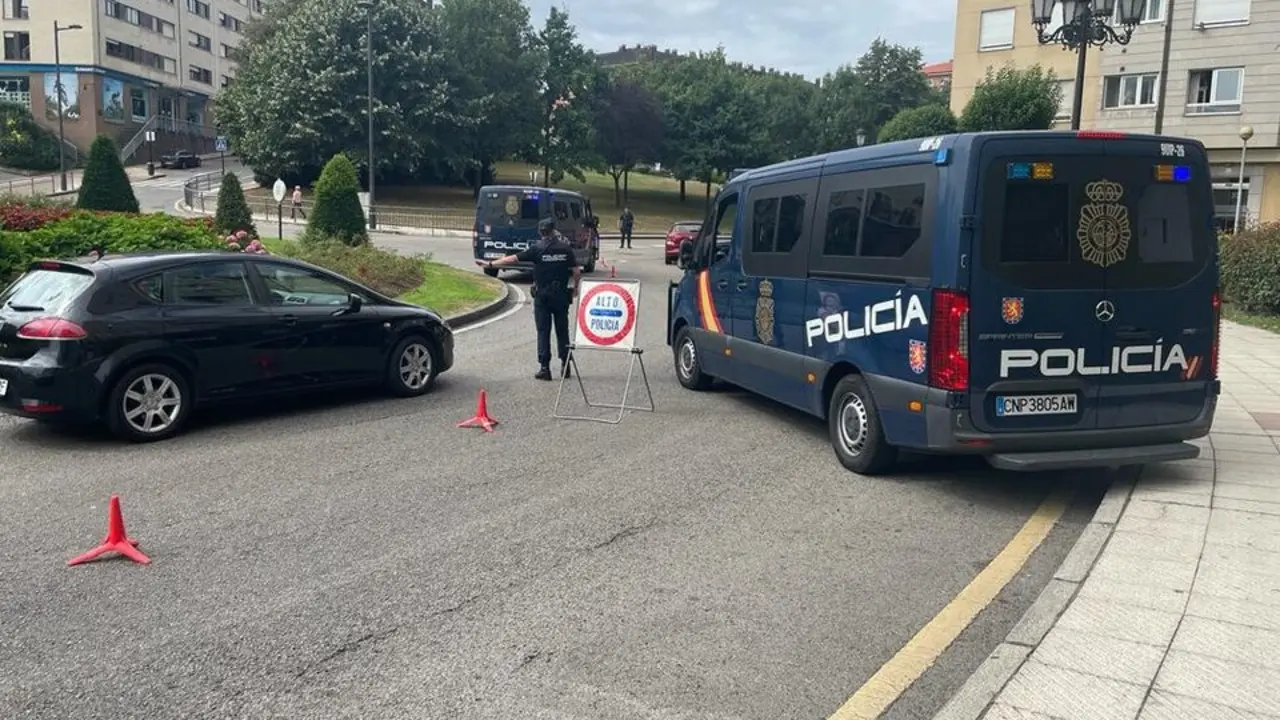 Controles policiales en las inmediaciones del barrio de Ciudad Naranco (Oviedo), tras el hallazgo del cad&aacute;ver momificado en el interior de una furgoneta estacionada.